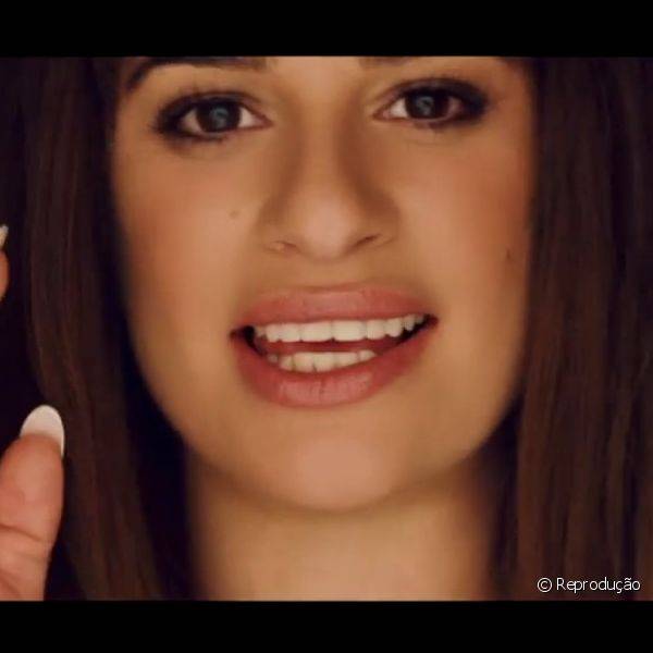 Para a segunda fase do clipe, onde encontra a luz, Lea Michele apostou em uma maquiagem mais clean, com olhos discretos e boca rosada com gloss